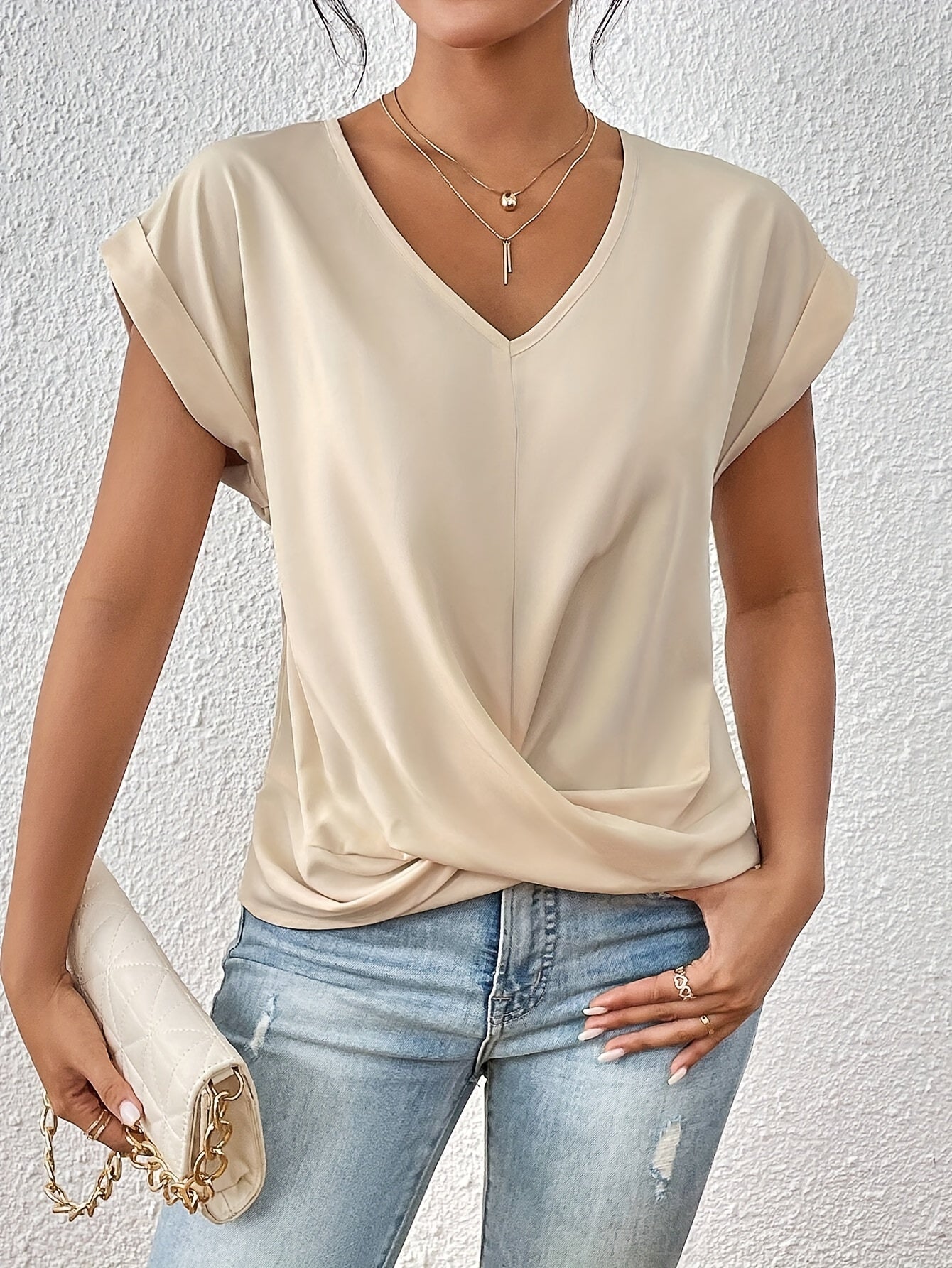 Casual T-shirt with sweetheart neckline